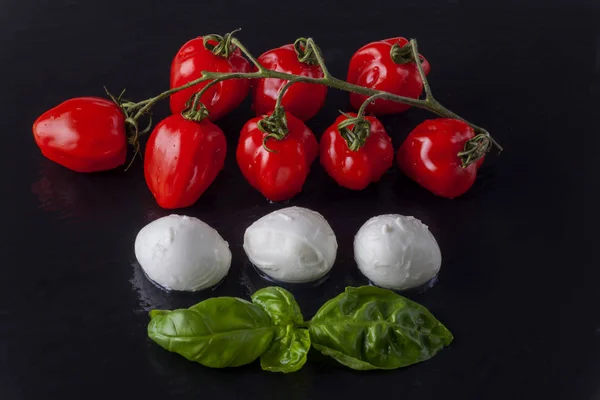 Ingredientes Insalada Caprese Ardósia Preta — Fotografia de Stock