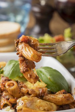 Peynirli rigatoni al ragu çatalla 