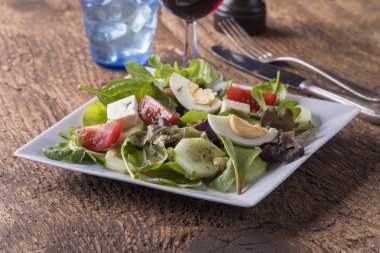 beyaz peynir ve yumurta ve kırmızı şarap ile salata 