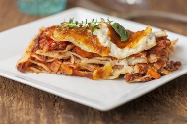 Bir porsiyon lazanyaya yakın çekim 