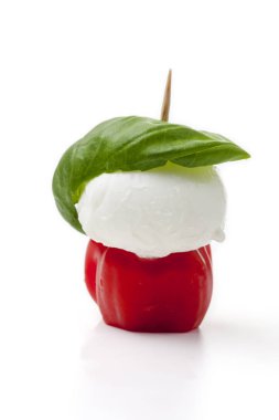 insalada caprese şiş beyaz üzerinde 