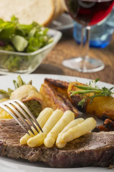 Filete Con Espárragos Blancos Tenedor —  Fotos de Stock