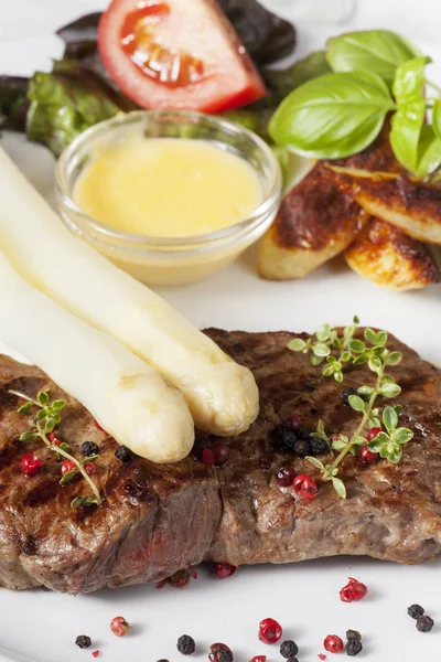 Bílý Chřest Grilovaném Steaku — Stock fotografie