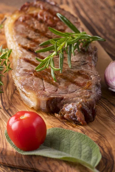 Steak Vom Grill Auf Holz Mit Gewürzen — Stockfoto