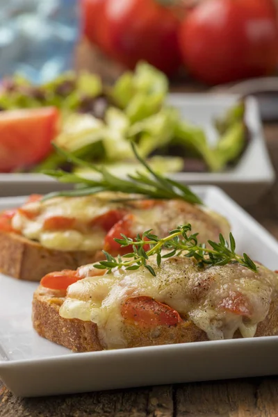 Baguette Con Queso Derretido Ensalada —  Fotos de Stock