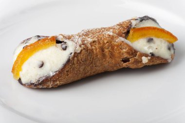 Sicilya gelen tek tatlı cannolo 