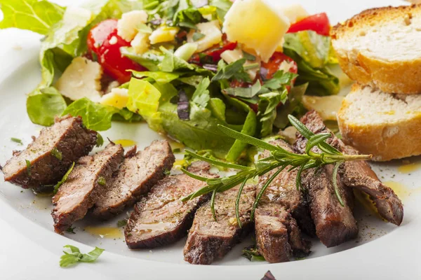 Sneetjes Biefstuk Verse Salade — Stockfoto