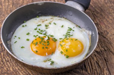 Tavadaki yumurtaya yaklaş. 