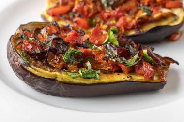 Kızarmış patlıcan dolması. Bir Türk yemeği düşün. 