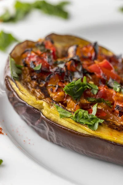 Kızarmış patlıcan dolması. Bir Türk yemeği düşün. 