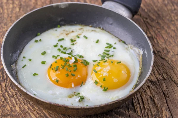 Tavadaki yumurtaya yaklaş. 