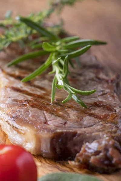 Steak Vom Grill Auf Holz Mit Gewürzen — Stockfoto
