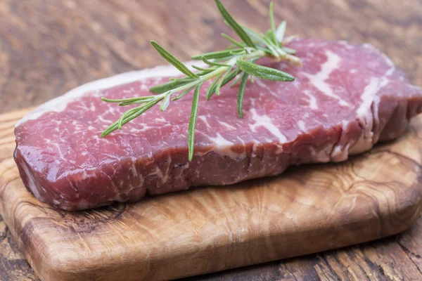 Syrový Steak Olivovém Dřevě — Stock fotografie