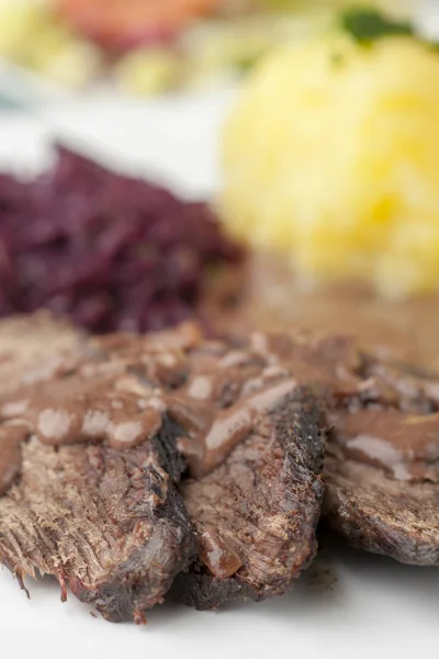 Német Sauerbraten Vörös Káposzta Lemez — Stock Fotó