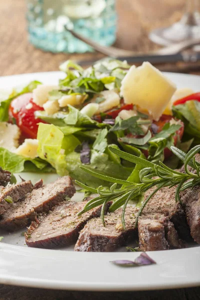 Tranches Steak Sur Une Salade Fraîche — Photo