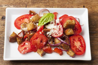 Domatesli İtalyan ekmeği salatası. 