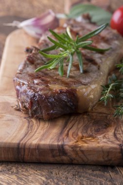 Baharatlı ızgara biftek. 