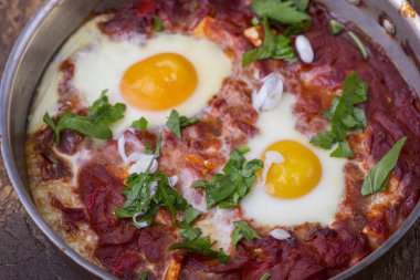 Bir tavada İsrail Shakshuka tabağı 