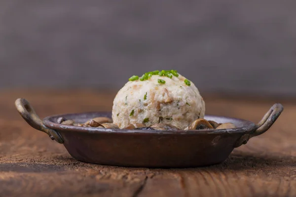 Bavyera ekmek köfte mantar sosu ile 