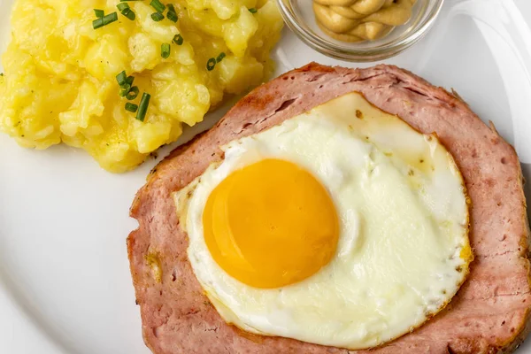 Tipik Bir Bavyera Yemeği Patates Salatalı Leberkaese — Stok fotoğraf