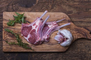 Ahşap üzerine otlar ile ham pirzola 