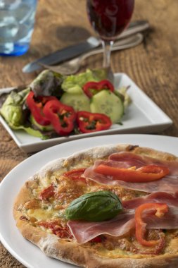 Jambonlu ve fesleğenli bir pizzanın ayrıntıları 