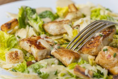 Tabaktaki sezar salatasının genel görünümü 