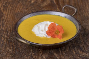 Balkabağı çorbasını tahtaya yakın çekim 