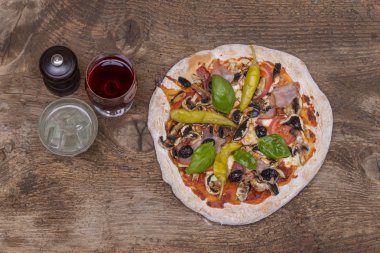 Ahşap üzerine bir pizza üstten görünüm 