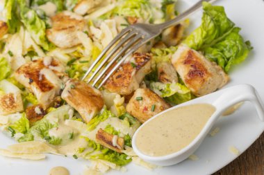 Tabaktaki sezar salatasının genel görünümü 