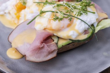 yumurta benedict kavrulmuş çörek üzerinde 