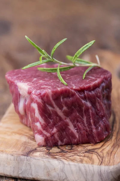 Rohes Steak Auf Dunklem Holz — Stockfoto