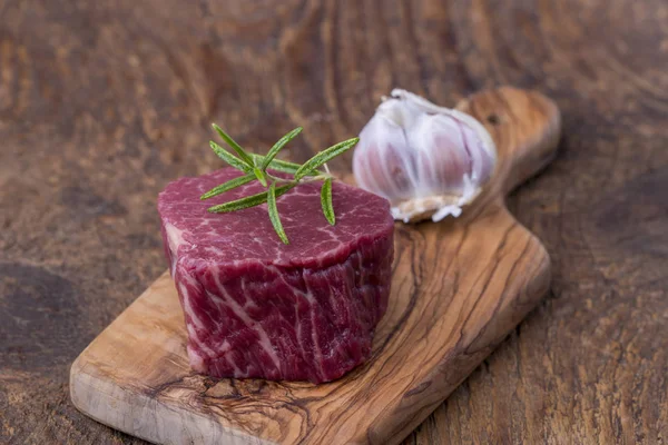 Syrový Steak Tmavém Dřevě — Stock fotografie