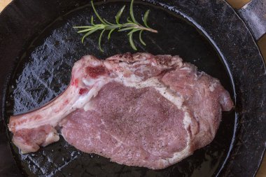 Demir tavada dana pirzolası 