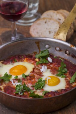 İsrail Shakshuka 'sı ve kırmızı şarap 