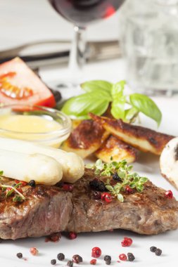 Izgara biftekte beyaz kuşkonmaz. 