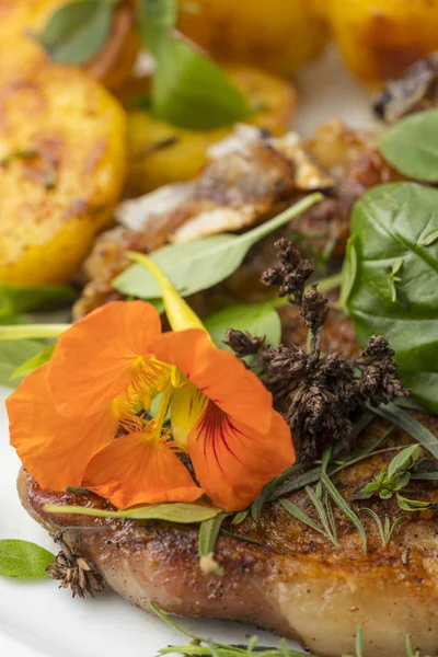 Grillezett Borjúhús Szelet Sarkantyúvirág Virággal — Stock Fotó