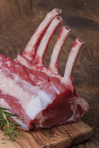 Chuletas Ternera Cruda Sin Cortar Sobre Madera — Foto de Stock