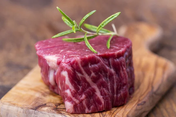 Rohes Steak Auf Dunklem Holz — Stockfoto
