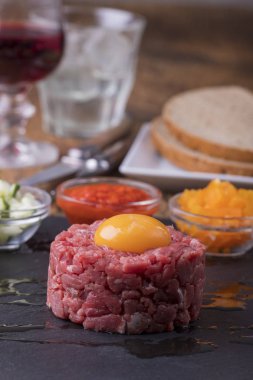 Biftek tartar ve yumurta. 