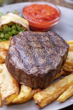 Biftek ve patates kızartması yakın plan. 