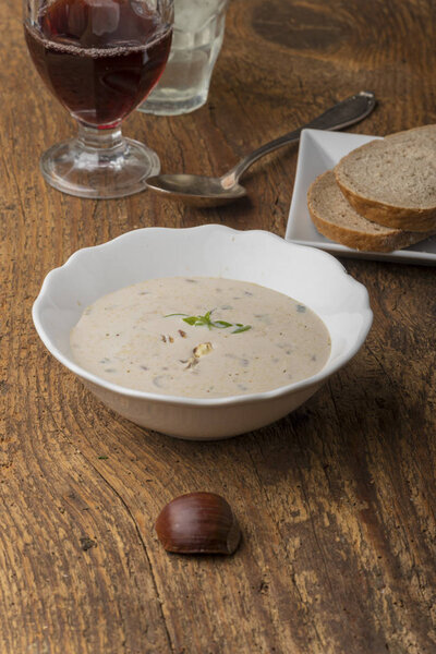 порция каштанового супа в миске 