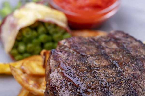 Grillezett Steak Sült Krumpli Közelsége — Stock Fotó