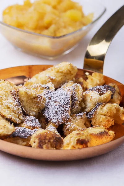 Austrian Kaiserschmarrn Темному Дереві — стокове фото