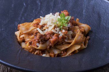 Tagliatelle soslu sucuk ve parmesanlı 