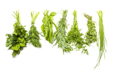 Beyaz arka plan üzerinde çeşitli taze baharatlar 