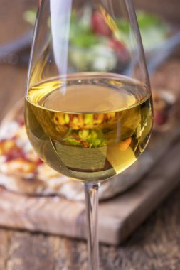 Ev yapımı Fransız flamkuchen şarabı. 