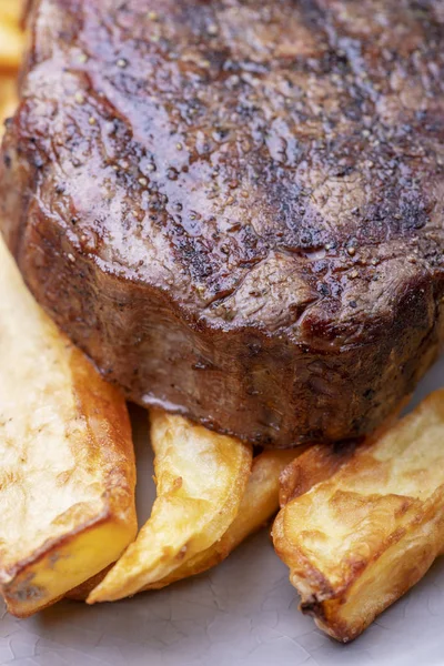 Närbild Grillad Stek Med Pommes Frites — Stockfoto