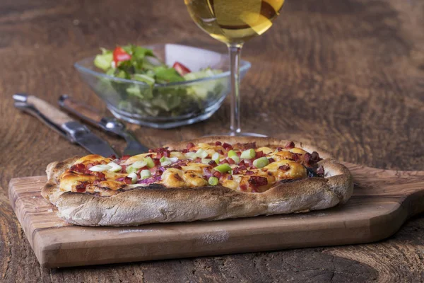 Domácí Francouzská Flammkuchen Vínem — Stock fotografie