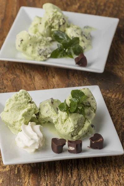 Closeup Peppermint Ice Cream Plates — Stock Photo, Image